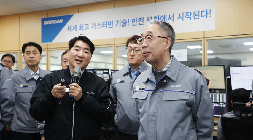 Doosan Enerbility Chairman & CEO Geewon Park (on the right) takes a look around the full speed, full load (FSFL) testing site for ultra-large gas turbines.